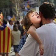 A child sleeping in her father's arms during a demonstration (Jordi Play)