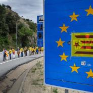 Une estelada couvre le panneau « Espagne » au Perthus (David Borrat)