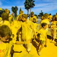 Kids and young people painted in yellow (Roser Vilallonga)