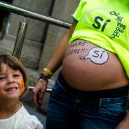 A pregnant woman's belly painted with an inscription: "Mum, we'll vote Yes". (Marc Rovira)