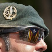 Reflection of an "estelada" in a Civil Guard's glasses (David Borrat)