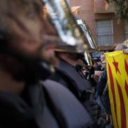 Estalada et policiers espagnols (Oriol Clavera)