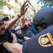 Demonstrators facing the Spanish policemen (Jordi Borràs)