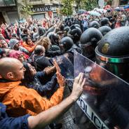 Demonstrators facing the Spanish policemen (Jordi Borràs)