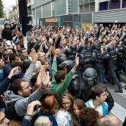 Spanish policemen and demonstrators (Lluís Brunet i Palou)