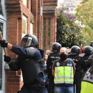 Policier espagnol enfonçant la porte d'une école le 1er octobre 2017 (Ramon Costa)