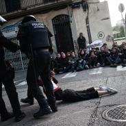 Spanish policement drag a young lady on November 8, 2017 demonstration (Pep Companys i Huguet)